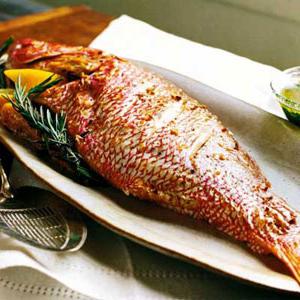 Hogyan sütjük a halat a sütőben zöldségekkel?