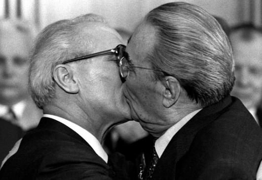 A híres brezsnyev csók, amely belépett a Szovjetunió történelmébe