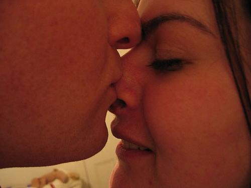 Mit jelent a csók a különböző országokban?